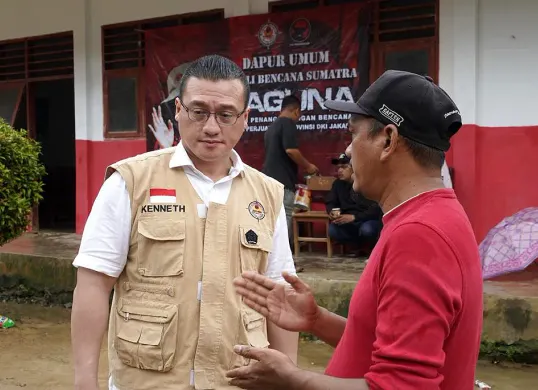 Kepala BAGUNA PDI Perjuangan Jakarta, Hardiyanto Kenneth (kanan), saat meninjau wilayah terdampak longsor di Kabupaten Tapanuli Tengah, Sumatra Utara, Kamis, 11 Desember 2025. (Sumber: Istimewa)