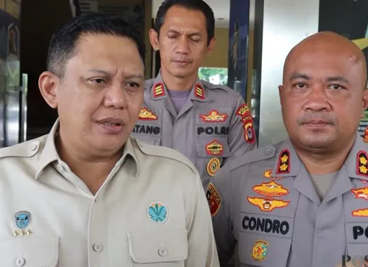 Deputi Gakkum KLH, Irjen Rizal Irawan (kiri) ketika menyampaikan keterangan pres di Mapolres Serang. (Sumber: POSKOTA | Foto: Rahmat Haryono)