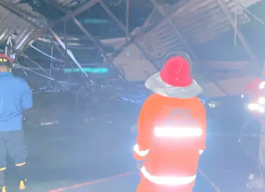 Petugas Damkar saat melakukan proses pemadaman di gudang mobil golf, di Kecamatan Gunung Putri, Kabupaten Bogor. (Sumber: Damkar Bogor)