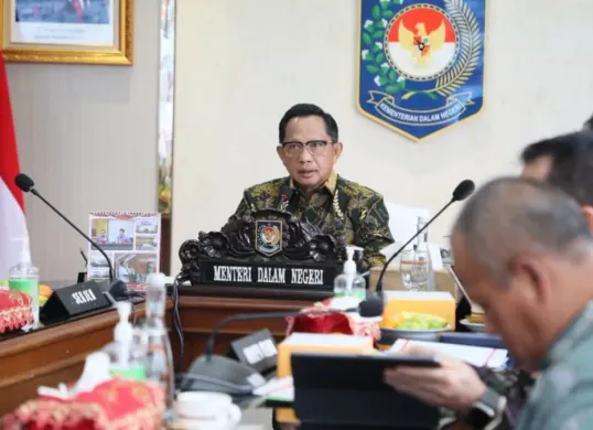 Mendagri Tito Karnavian memimpin rapat Sosialisasi Larangan ke Luar Negeri, Kesiapan Menghadapi Nataru, dan Kesiapan Menghadapi Bencana di kantor pusat Kemendagri, Jakarta, Kamis, 11 Desember 2025. (Sumber: Dok. Puspen Kemendagri)