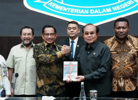 Mendagri, Tito Karnavian (ketiga kiri) seusai Rapat Bersama dengan DPD RI di Gedung Sasana Bhakti Praja, Kantor Pusat Kemendagri, Jakarta, Kamis, 11 Desember 2025. (Sumber: Puspen Kemendagri)