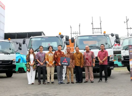 Mitsubishi Fuso menyerahkan 10 unit Fighter X FM65F TH 4x2 kepada PT Tako Anugerah Koporasi di Surabaya. (Sumber: KTB)