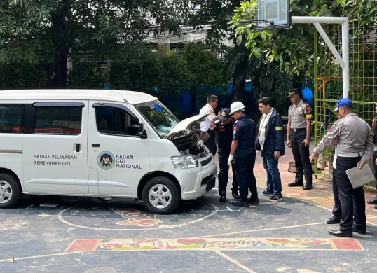 Mobil pengangkut Makan Bergizi Gratis (MBG) yang menabrak barisan siswa serta guru yang sedang bersiap mengikuti kegiatan literasi, Kamis, 11 Desember 2025. (Sumber: Poskota/M. Tegar Jihad)