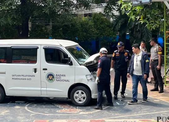 Mobil pengangkut MBG penabrak barisan siswa SDN 03 Kalibaru, Cilincing, Jakarta Utara, Kamis, 11 Desember 2025. (Sumber: Poskota/M. Tegar Jihad)