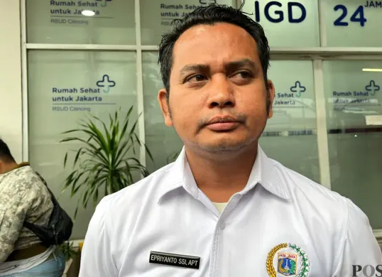 Koordinator Dewan Kota Jakarta Utara, Epriyanto, menyampaikan keterangan kepada awak media di RSUD Cilincing, Jakarta Utara, Kamis, 11 Desember 2025. (Sumber: POSKOTA | Foto: M Tegar Jihad)