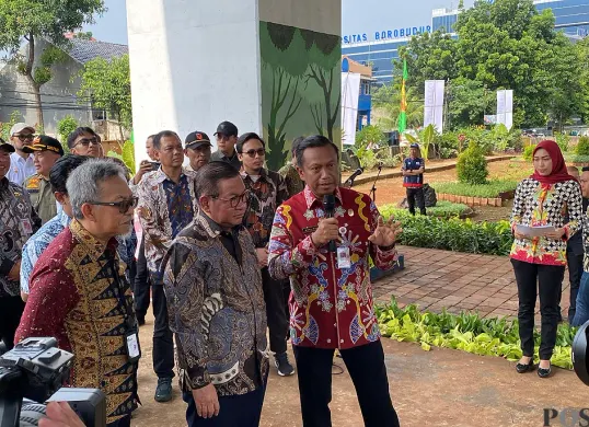 Wali Kota Jakarta Timur, Munjirin (kanan), bersama Gubernur Jakarta, Pramono Anung (tengah), saat launching program beautifikasi di bawah ruas Tol Becakayu, Jakarta Timur, pada Kamis, 11 Desember 2025. (Sumber: POSKOTA | Foto: M Tegar Jihad)