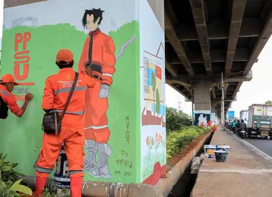 Sejumlah petugas PPSU saat melakukan mural di salah satu tiang kolong Tol Becakayu, Kalimalang, Jakarta Timur. (Sumber: Kominfotik Pemprov Jakarta)