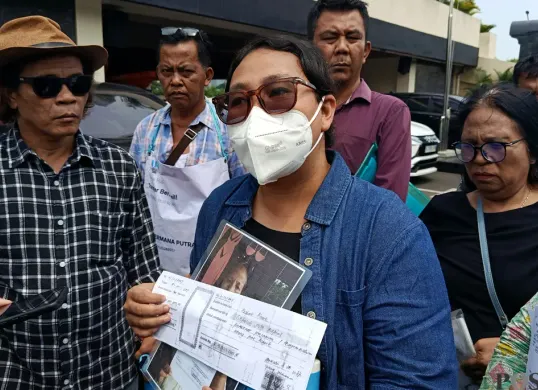 M, 32 tahun, korban pemalsuan sertifikat rumah menggeruduk Polres Metro Bekasi Kota untuk menagih kelanjutan kasus yang menimpanya. (Sumber: POSKOTA | Foto: Nurpini Aulia Rapika)