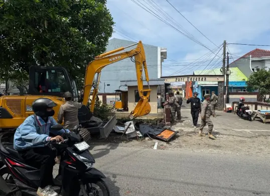 Petugas Satpol PP Depok membongkar bangunan liar di bantaran Kali Licin, Pancoran Mas. Dalam operasi ini, petugas juga menyita 115 botol minuman keras yang disembunyikan di belakang sebuah rumah. (Sumber: Istimewa)