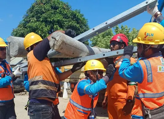 Petugas PLN UID Jakarta Raya bersama tim di lapangan gotong royong melakukan pengangkatan dan pemasangan tiang beton sebagai bagian dari pemulihan jaringan listrik di Aceh. (Sumber: Dok. PLN UID Jakarta Raya)