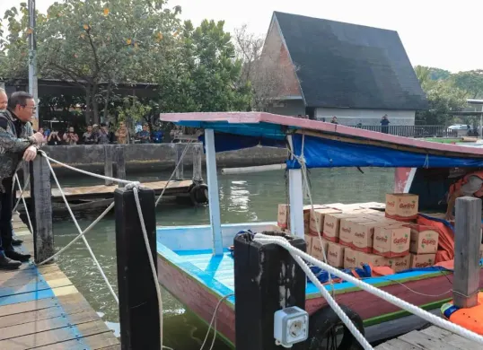Gubernur Jakarta, Pramono Anung saat melepas bantuan pangan di Pelabuhan Marina, Ancol, Jakarta Utara, pada Kamis, 11 Desember 2025. (Sumber: Dok. Kominfotik Pemprov Jakarta)
