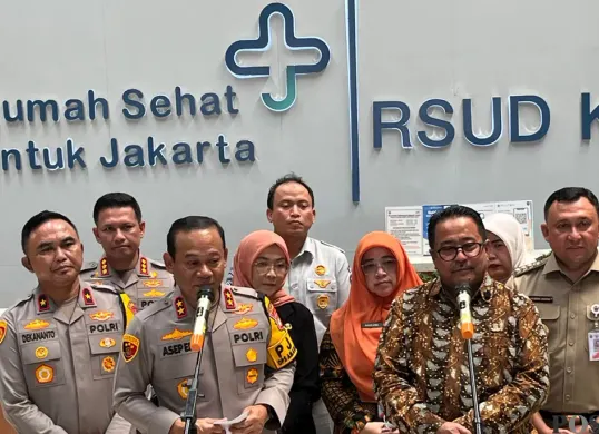 Wakil Gubernur Jakarta, Rano Karno (kedua kanan), usai meninjau siswa korban tabrak mobil MBG di RSUD Koja, Jakarta Utara, Kamis, 11 Desember 2025. (Sumber: POSKOTA | Foto: M Tegar Jihad)