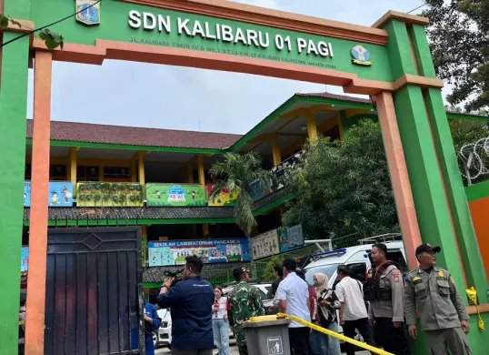 Situasi SDN Kalibaru 01 Pagi pascakejadian mobil Makan Bergizi Gratis (MBG) hantam siswa pada Kamis, 11 Desember 2025. (Sumber: Poskota/M. Tegar Jihad)