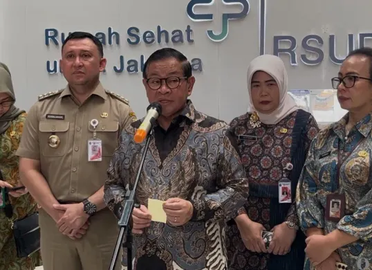 Gubernur Jakarta Pramono Anung usai menjenguk korban insiden mobil pengakut MBG tabrak siswa SDN Kalibaru 01 di RSUD Koja, Jakarta Utara, Kamis, 11 Desember 2025. (Sumber: Poskota | Foto: M. Tegar Jihad)