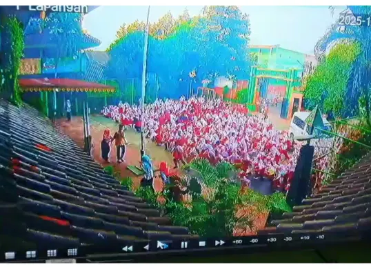 Mobil pengangkut MBG menerjang barisan siswa di halaman SDN Kalibaru 01, Cilincing, Jakarta Utara. (Sumber: Istimewa/Tangkapan Layar CCTV)