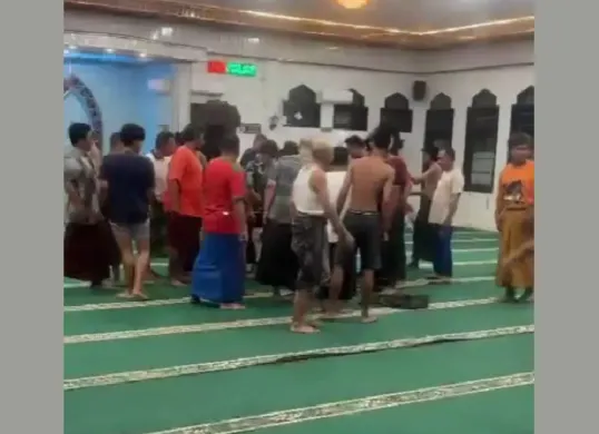 Pria tak dikenal umumkan kiamat lewat toa masjid (Sumber: TikTok/afanderos)