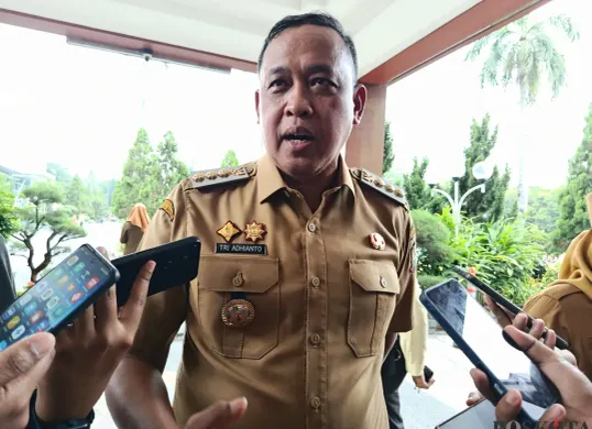 Wali Kota Bekasi, Tri Adhianto tetap melakukan perjalanan dinas di tengah berlakunya SE Kemendagri tentang penundaan Perjalanan Dinas Luar Negeri (PDLN). (Sumber: Poskota | Foto: Nurpini Aulia Rapika)