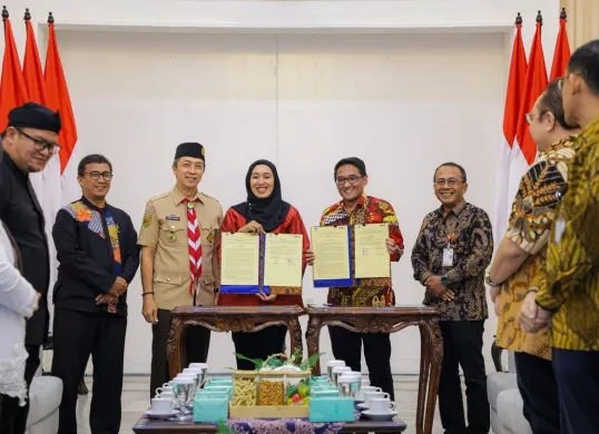 Wali Kota Bogor, Dedie A. Rachim melakukan penandatanganan kerja sama dengan PT INKA untuk membangun transportasi berbasis trem di Kota Bogor. (Sumber: Pemkab Bogor)
