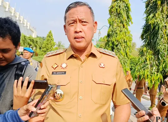 Wali Kota Bekasi, Tri Adhianto pastikan stok pangan jelang Nataru dalam kondisi stabil dan aman. (Sumber: Poskota/Nurpini Aulia Rapika.)