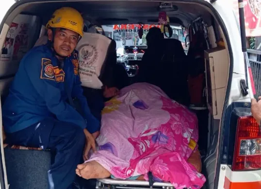 Petugas membantu evakuasi wanita obesitas di Bojonggede, Kabupaten Bogor, ke rumah sakit. (Sumber: Dok. Damkar Bogor)