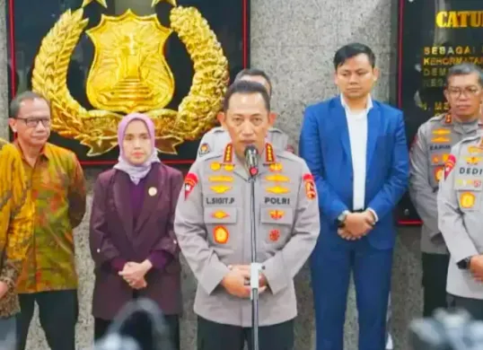 Potret Kapolri Jenderal Polisi Listyo Sigit Prabowo mengumumkan adanya pembalakan liar yang menyebabkan banjir Sumatra. (Sumber: Polri)