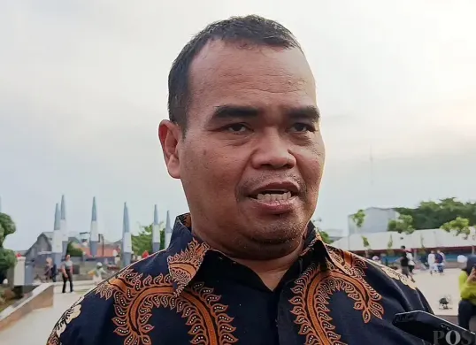 Kasatpol PP Kota Bekasi, Nesan Sujana pastikan pihaknya akan menerjunkan ratusan personel untuk mengamankan perayaan Natal 2025. (Sumber: Poskota | Foto: Nurpini Aulia Rapika)