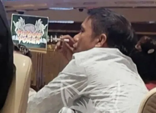 Foto unggahan akun Instagram @cat_warrior_indonesia yang memperlihatkan sosok pria mirip Sekjen PSSI Yunus Nusi duduk di meja kasino Singapura (Sumber: Instagram/@cat_warrior_indonesia)