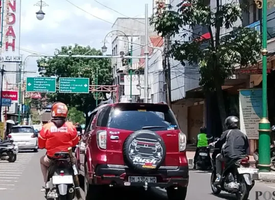 Suasana Jalan Gandawijaya Kota Cimahi, Jumat, 12 Desember 2025. (Sumber: Poskota/Gatot Poedji Utomo)