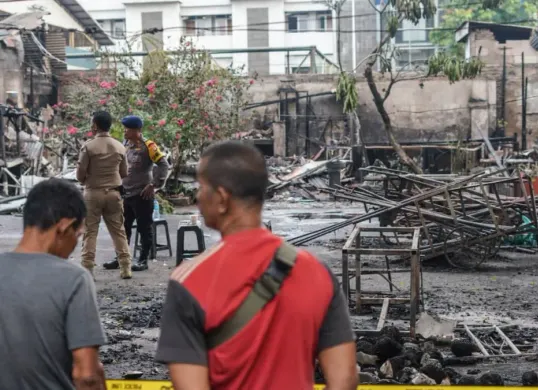 Warga kalibata terkejut dengan aksi pembakaran (Sumber: Poskota/Bilal Nugraha Ginanjar)