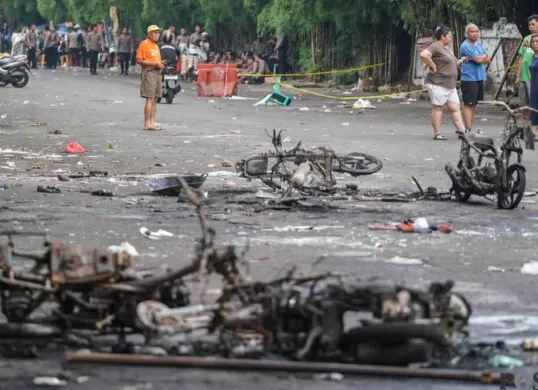 Sejumlah kendaraan bermotor hangus terbakar pascakerusuhan matel di kawasan Taman Makam Pahlawan Kalibata, Pancoran, Jakarta Selatan, Jumat, 12 Desember 2025. (Sumber: Poskota/Bilal Nugraha Ginanjar)
