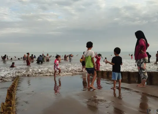 Pengelola tempat wisata di Kabupaten Lebak dilarang menaiki harga tiket saat momentum Nataru. (Sumber: Poskota/Samsul Fatoni)