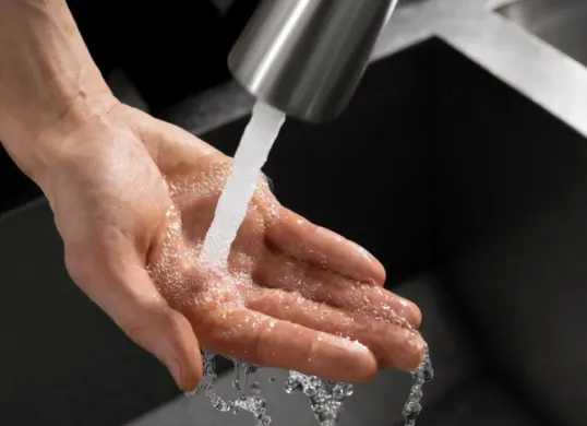 Ilustrasi aliran air yang tidak mengalir ke perumahan hingga warga geruduk PDAM Tirta Bhagasasi. (Sumber: Freepik)