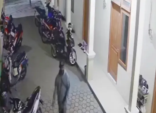 Tangkapan layar dua maling motor terekam CCTV saat beraksi di kawasan Sukaraja, Kabupaten Bogor. (Sumber: Istimewa)
