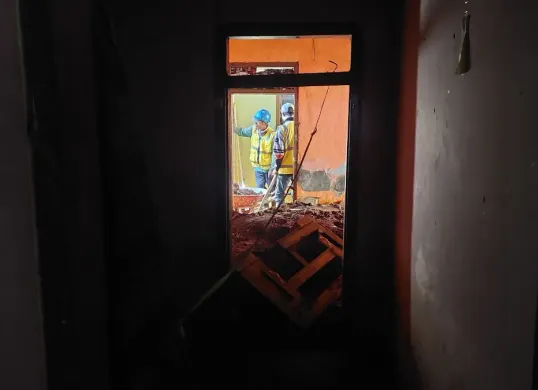 Kondisi rumah Sonita, di Kampung Leuweung Datar, RT 03/06, Desa Bojong Haleuang, Kecamatan Saguling, Kabupaten Bandung Barat rusak berat. (Sumber: Poskota/Gatot Poedji Utomo)