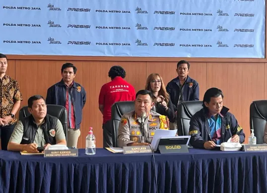 Konferensi pers kasus kebakaran maut PT Terra Drone yang menawarkan 22 orang, di Polres Metro Jakarta Pusat, Jumat, 12 Desember 2025. (Sumber: Poskota/Ali Mansur)