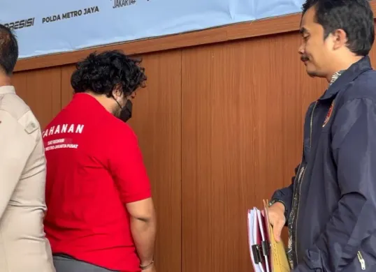 Direktur Utama PT Terra Drone Indonesia, Michael Wisnu Wardhana, resmi ditetapkan sebagai tersangka dalam kasus kebakaran maut yang menewaskan puluhan orang di gedung perusahaan tersebut di Kemayoran, Jakarta Pusat. (Sumber: Poskota/Ali Mansur)