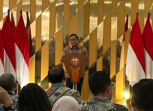 Gubernur Jakarta, Pramono Anung, meresmikan Jakarta Festive Wonders 2025 di Senayan City, Jakarta Selatan, pada Jumat, 12 Desember 2025. 