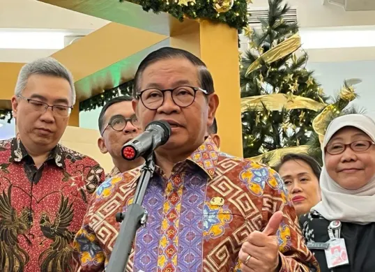 Gubernur Jakarta Pramono Anung saat menyampaikan pernyataan kepada awak media di Senayan, Jakarta Pusat, Jumat, 12 Desember 2025. (Sumber: Poskota/M Tegar Jihad)