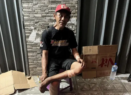 Cerita Andi (55) pemilik warung makan khas Sunda yang panik menyelamatkan diri ketika terjadi kerusuhan debt collector di Kalibata, Jakarta Selatan. (Sumber: Poskota/Pandi Ramedhan)