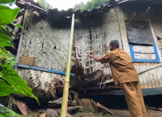 Potret rumah tenaga honorer SMPN 2 Cibadak yang hampir ambruk. (Sumber: istimewa)