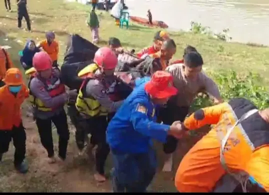 Tim SAR Gabungan mengevakuasi jasad korban tenggelam. (Sumber: Istimewa)