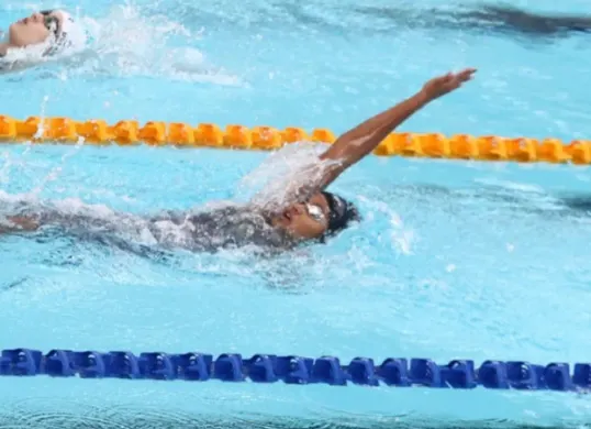Tim renang Indonesia meloloskan total 6 perenang dan 1 tim 4x 100 m gaya ganti putra estafet Merah Putih ke babak final lomba Renang Sea Games 2025. (Sumber: Instagram/@akuatikindo)