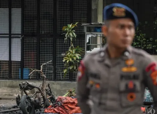 Petugas kepolisian di lokasi pascakerusuhan matel di kawasan Taman Makam Pahlawan Kalibata, Pancoran, Jakarta Selatan, Jumat, 12 Desember 2025. (Sumber: Poskota/Bilal Nugraha Ginanjar)