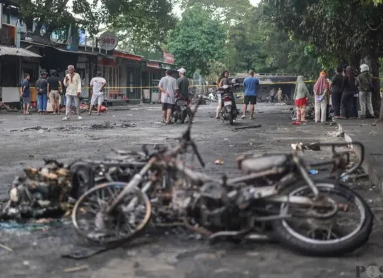 Warga berada di sekitar lokasi kerusuhan matel di kawasan Taman Makam Pahlawan Kalibata, Pancoran, Jakarta Selatan, Jumat, 12 Desember 2025. (Sumber: Poskota/Bilal Nugraha Ginanjar)