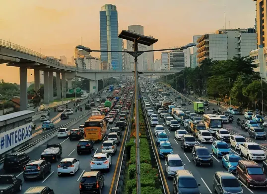 Ilustrasi-Kondisi lalu lintas Jakarta hari ini Sabtu 13 Desember 2025 (Sumber: Unsplash/Revan Pratama)