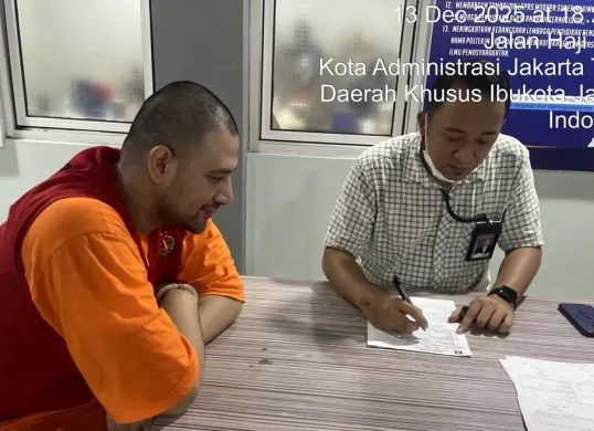 Ammar Joni (kiri) dipindahkan ke Lapas Narkotika Jakarta, pada Sabtu petang, 13 Desember 2025. (Sumber: Dok. Ditjenpas)