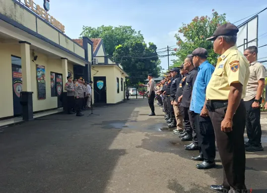 Kapolsek Cinere memimpin apel sinergitas bersama anggota Polsek dan potensi masyarakat di halaman Mapolsek Cinere, Depok, Sabtu, 13 Desember 2025, untuk mengantisipasi gangguan kamtibmas. (Sumber: Poskota/Angga Pahlevi)