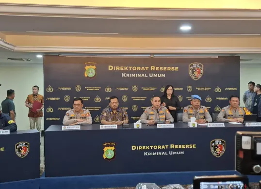 Polda Metro Jaya menetapkan enam anggota Satuan Pelayanan Markas (Yanma) Mabes Polri sebagai tersangka kasus dugaan pengeroyokan yang mengakibatkan dua mata elang (matel) berinisial MET dan NAT meninggal dunia. (Sumber: Poskota | Foto: Ali Mansur)