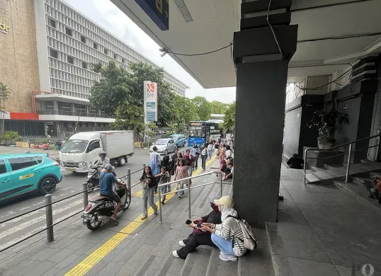 Sejumlah pengunjung kawasan Kota Tua yang hendak turun maupun maupun akan berangkat menaiki KRL di Stasiun Kota, Tamansari, Jakarta Barat, Sabtu, 14 Desember 2025. (Sumber: POSKOTA | Foto: Pandi Ramedhan)