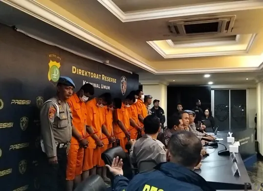 Polda Metro Jaya menetapkan enam anggota Satuan Pelayanan Markas (Yanma) Mabes Polri sebagai tersangka kasus dugaan pengeroyokan yang mengakibatkan dua mata elang (matel) berinisial MET dan NAT meninggal dunia. (Sumber: Poskota | Foto: Ali Mansur)